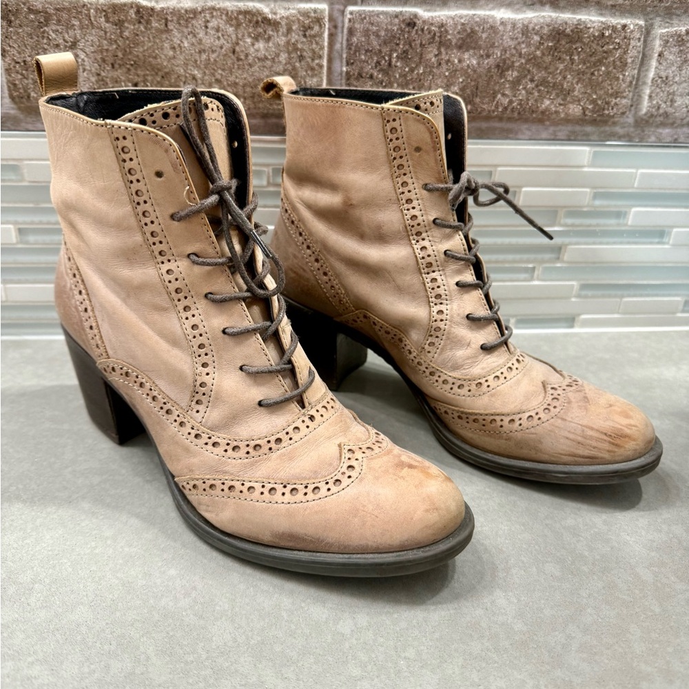 Women's Tan Lace-Up Ankle Boots